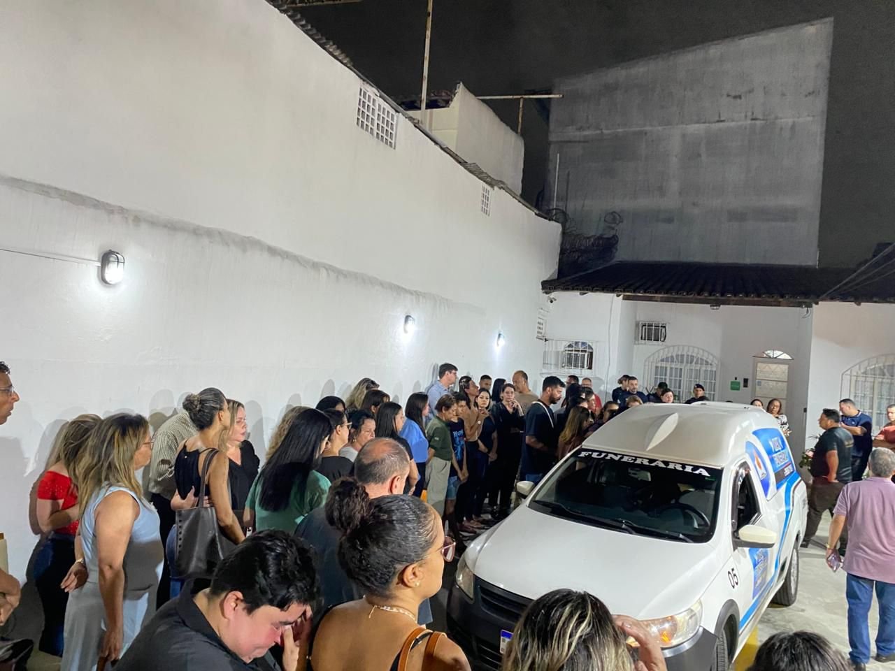 Equipe e familiares em uma cerimônia de despedida